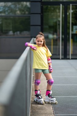 Küçük kız dışarıda kayak yapmaktan hoşlanıyor güneşli bir günde eğleniyor.