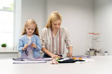 Yeni bir model terzilik. Sarışın kadın tasarım stüdyosunda yeni bir model tasarlıyor.