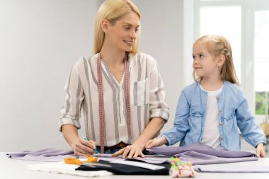 Yeni bir model terzilik. Sarışın kadın tasarım stüdyosunda yeni bir model tasarlıyor.