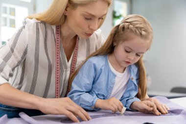 Tasarım stüdyosu. Anne ve çocuk bir tasarım stüdyosunda yeni bir model üzerinde çalışıyorlar.