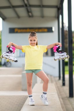Patenli küçük kız dışarıda oynuyor. Aktif yaz yaşam tarzının tadını çıkarıyor.