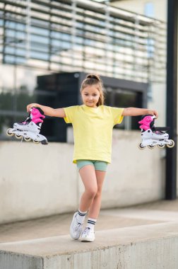 Genç bayan patenci dışarıda antrenman ve egzersiz için hazırlanıyor.