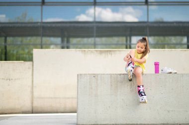 Patenle kayan genç bir bayan patenci. Eğlence olsun diye paten kayıyor.