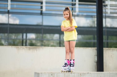 Dışarıda patenli aktif bir çocuk stadyumda eğleniyor.