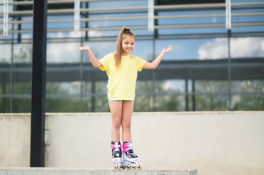 Stadyumda paten kayan bayan çocuk spor aktivitelerinden zevk alıyor.
