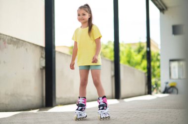 Stadyumda paten kayan bayan çocuk spor aktivitelerinden zevk alıyor.