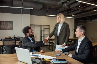 İşteki avukatlar. Avukatlar birlikte çalışıyor ve dava detaylarını tartışıyorlar.