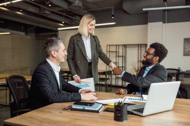 İşteki avukatlar. Avukatlar birlikte çalışıyor ve dava detaylarını tartışıyorlar.