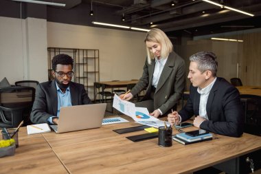 Beyin fırtınası. Bir grup danışman ofiste beyin fırtınası yapıyor.