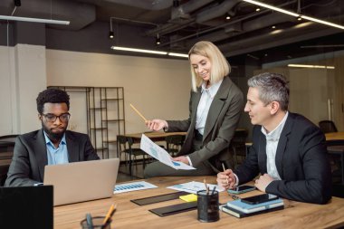 Beyin fırtınası. Bir grup danışman ofiste beyin fırtınası yapıyor.