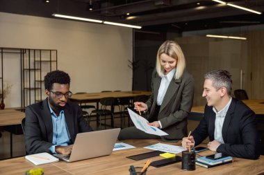 Beyin fırtınası. Bir grup danışman ofiste beyin fırtınası yapıyor.