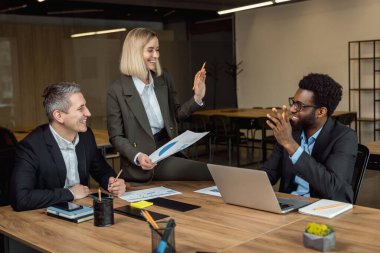 Beyin fırtınası. Bir grup danışman ofiste beyin fırtınası yapıyor.