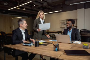 Beyin fırtınası. Bir grup danışman ofiste beyin fırtınası yapıyor.