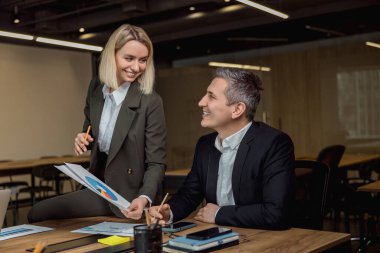 İş adamları. İki meslektaş proje detaylarını tartışıyor ve olumlu düşünüyor