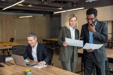 Yeni dava. Avukatlar yeni dava detaylarını incelerken heyecanlı görünüyorlar