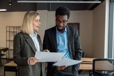 Şaşırdım. Afrikalı Amerikalı avukat, meslektaşının ona gösterdiği belgeleri incelerken şaşırmış görünüyor.