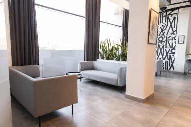 Dinlenme odası. Ofiste yumuşak mobilyaları olan bir dinlenme odası.