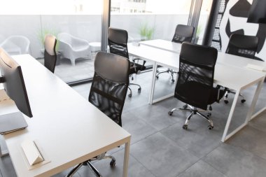 Modern ofis. Modern mobilyaları ve tasarımı olan bir ofis binasının resmi
