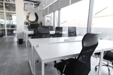 Modern ofis. Modern mobilyaları ve tasarımı olan bir ofis binasının resmi