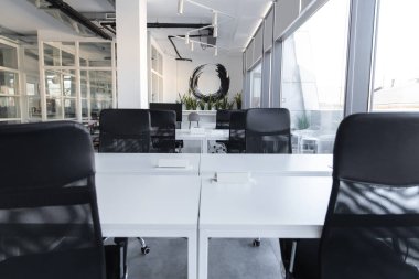 Modern ofis. Modern mobilyaları ve tasarımı olan bir ofis binasının resmi