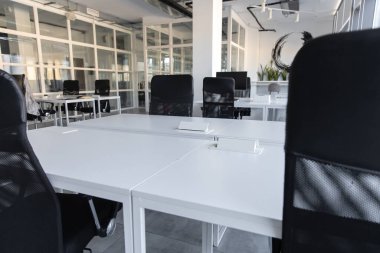 Modern ofis. Modern mobilyaları ve tasarımı olan bir ofis binasının resmi