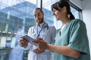 Doktorlar. Doktorlar ilginç bir davayı tartışıyor ve olaya dahil oluyor.