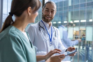 Doktorlar. Doktorlar ilginç bir davayı tartışıyor ve olaya dahil oluyor.