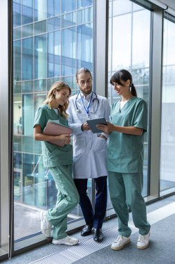 Doktorlar. Doktorlar ilginç bir davayı tartışıyor ve olaya dahil oluyor.