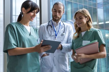 Doktorlar. Doktorlar ilginç bir davayı tartışıyor ve olaya dahil oluyor.