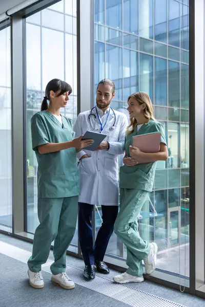 Doktorlar. Doktorlar ilginç bir davayı tartışıyor ve olaya dahil oluyor.