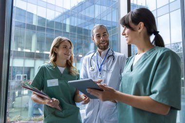 Doktorlar iş başında. Genç doktorlardan oluşan bir ekip bir şey tartışıyor ve ilgili ve ilgili görünüyor.