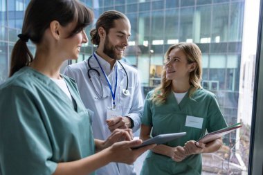 Doktorlar iş başında. Genç doktorlardan oluşan bir ekip bir şey tartışıyor ve ilgili ve ilgili görünüyor.