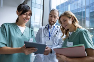 Doktorlar iş başında. Genç doktorlardan oluşan bir ekip bir şey tartışıyor ve ilgili ve ilgili görünüyor.