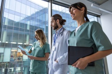 Doktorlar konuşuyor. Bir grup doktor bir şey tartışıyor ve heyecanlı ve ilgili görünüyorlar.