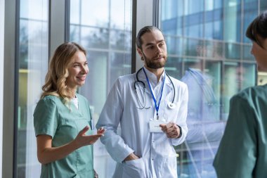 Doktorlar konuşuyor. Bir grup doktor bir şey tartışıyor ve heyecanlı ve ilgili görünüyorlar.