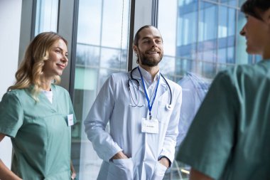 Doktorlar konuşuyor. Bir grup doktor bir şey tartışıyor ve heyecanlı ve ilgili görünüyorlar.