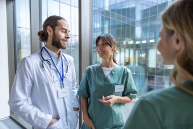 Doktorlar konuşuyor. Bir grup doktor bir şey tartışıyor ve heyecanlı ve ilgili görünüyorlar.