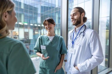 Sohbet. Bir grup doktor bir şey tartışıyor ve heyecanlı ve ilgili görünüyorlar.