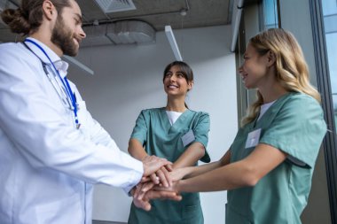 Birlik. Birbirinin elini tutan insanları yakın plan çek.