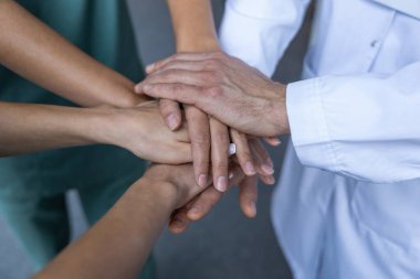 Birliktelik. İnsanların ellerinin birbirine sıkıca kenetlenmesinin üst görüntüsü