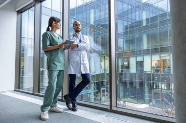 Doktorlar iş başında. İki doktor klinik koridorunda yürürken ilginç bir olayı tartışıyor.