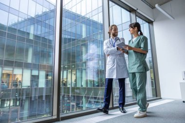 Doktorlar iş başında. İki doktor klinik koridorunda yürürken ilginç bir olayı tartışıyor.