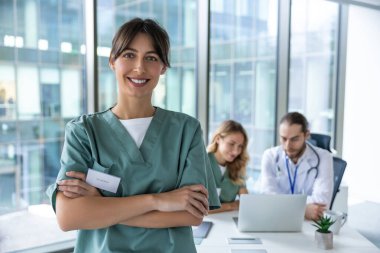 Kadın bir doktor. Gülümseyen genç bayan doktor olumlu ve mutlu görünüyor.