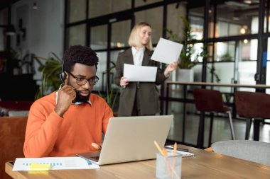 İş danışmanlığı. Ofiste birlikte çalışan iki iş danışmanı.