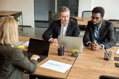 Müşteriyle buluşacağım. İş danışmanlarının müşteriyle görüşmeleri var ve olaya dahil olmak istiyorlar.