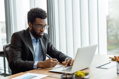 Ofiste çalış. Ofisinde çalışan zarif bir iş adamı ve bir iş videosu çekiyor.