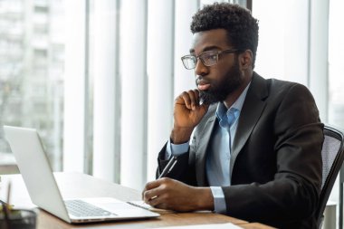 Ofiste çalış. Ofisinde çalışan zarif bir iş adamı ve bir iş videosu çekiyor.