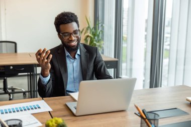 Ofiste çalış. Ofisinde çalışan zarif bir iş adamı ve bir iş videosu çekiyor.