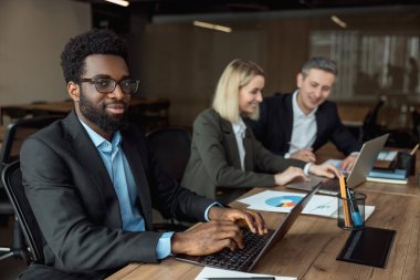 İşteki avukatlar. Avukatlar projede birlikte çalışıyorlar ve ilgili ve ilgili görünüyorlar.