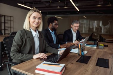 İşteki avukatlar. Avukatlar projede birlikte çalışıyorlar ve ilgili ve ilgili görünüyorlar.